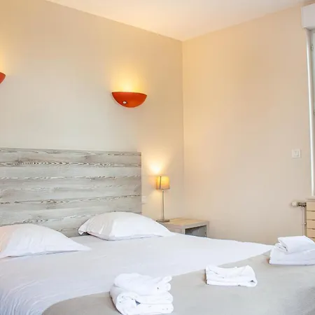 Du Port Et Des Bains